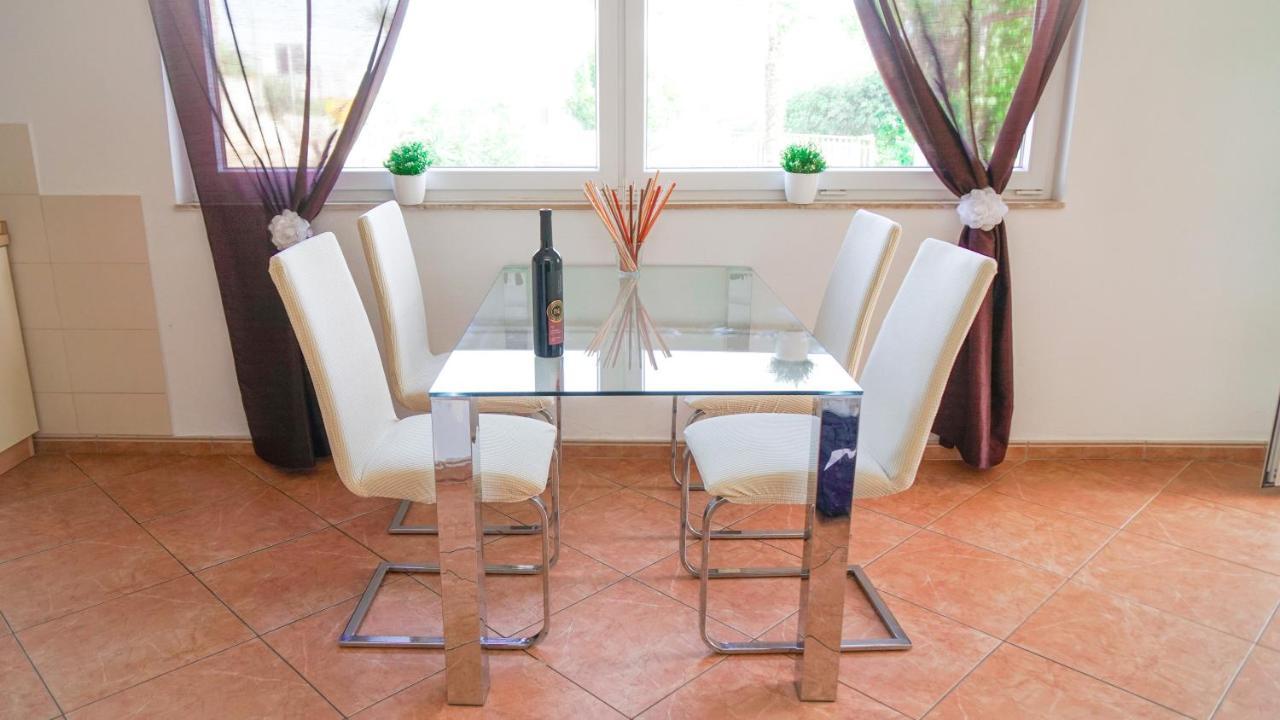 Novigrad Istria Apartments Roberta מראה חיצוני תמונה